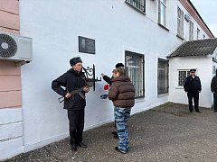 В Аркадаке сотрудники полиции и школьники почтили память погибшего участкового Адамяна 