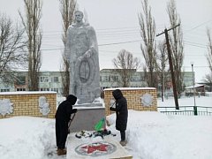 Алексеевские школьники очистили от снега территорию сельского памятника 