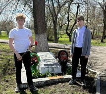 Юные аркадакцы благоустроили территорию мемориала