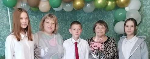 Школьники Аркадакского района поблагодарили ветеранов педагогического труда  