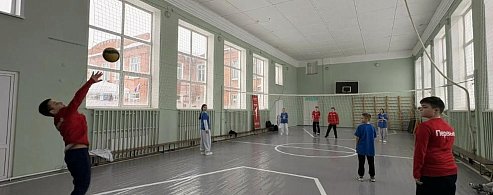 Встречи на волейбольной площадке аркадакские школьники посвящали празднику 23 февраля 
