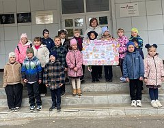 В Аркадаке первоклассники поздравили своих любимых воспитателей с профессиональным праздником