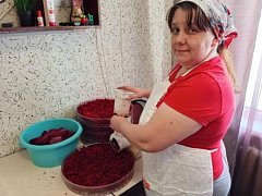 Активистки женсовета Аркадакского района продолжают помогать бойцам