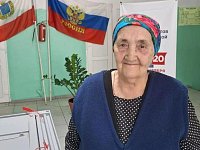 "Проголосовать - значит помочь своей стране и президенту", - говорит Валентина Халеева