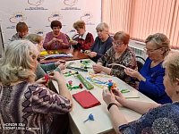 Мастер-класс по изготовлению бархатных цветов в районном соцучреждении