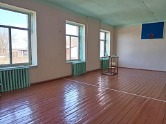 В спортивном зале школы села Кистендей ремонт ведётся с опережением графика