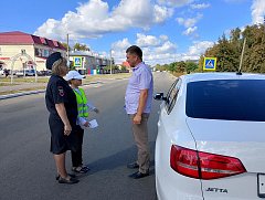 Юные инспекторы движения  и сотрудники Аркадакской Госавтоинспекции вышли на дорогу с обращениями к водителям