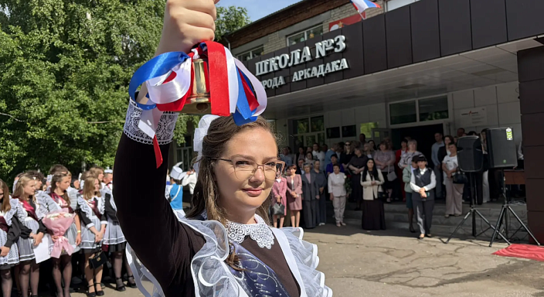 Аркадакские выпускники прощаются со школой под звон последнего звонка