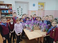 Новогодние гостинцы раненым бойцам приготовили аркадакские "орлята" 