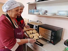 Аркадакские получатели социальных услуг запекли булочки в форме жаворонков