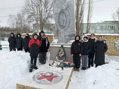 Алексеевские школьники очистили от снега территорию сельского памятника 