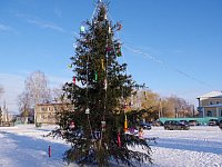 Аркадакскую городскую площадь украсила праздничная ель