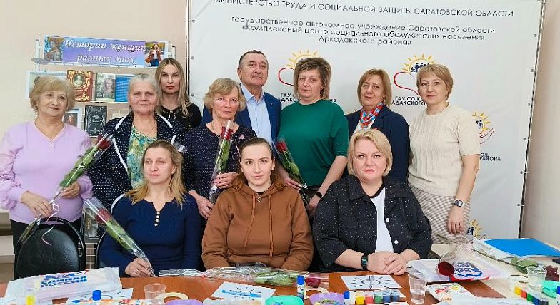 В Аркадаке депутат облдумы поздравил матерей и жён военнослужащих с весенним праздником