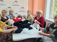 «Серебряные» волонтёры из Аркадака сшили подушки для бойцов