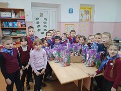 Новогодние гостинцы раненым бойцам приготовили аркадакские "орлята" 