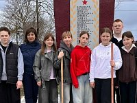 Школьники Аркадака привели в порядок территорию у памятника воинам-железнодорожникам