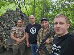 Своих не бросаем: саратовские волонтеры привезли бойцам на передовую груз на полмиллиона рублей
