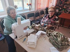 Аркадакские "серебряные" волонтёры шьют балаклавы для земляков-участников СВО