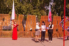 В Аркадаке славили российский триколор, пели патриотические песни, вручали паспорта школьникам