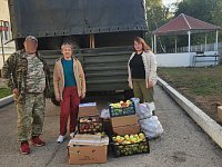 Вкусные и полезные посылки отправили бойцам аркадакские женщины 