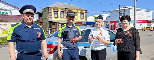 В Аркадаке участникам дорожного движения вручили георгиевские ленточки