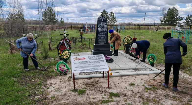 Большежуравцы убрались у памятника лётчикам