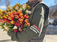 Саратовские активисты поздравили женщин-волонтёров и семьи героев с наступающим 8 Марта   