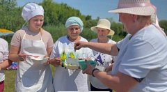  Как аркадакские «серебряные» волонтёры и отряд «Поколение» варили уху
