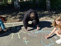 Школьный двор превратился в галерею под открытым небом