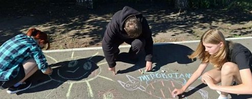 Школьный двор превратился в галерею под открытым небом