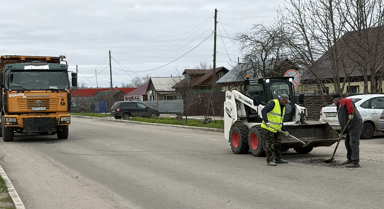 В Аркадакском районе стартовал ямочный ремонт дорог