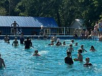 В загородном оздоровительном лагере ребятня с радостью проводят время в бассейне