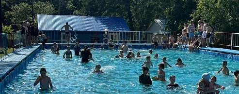 В загородном оздоровительном лагере ребятня с радостью проводят время в бассейне
