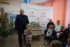 Василий Кравцов подарил аркадакским детям радость и заботу 