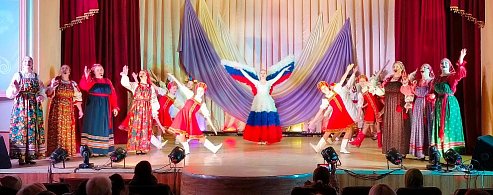 Первомайские праздники начались в Аркадаке с юбилея  ансамбля «Родник» 
