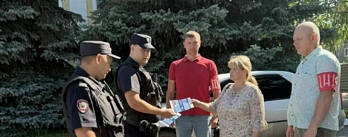 Полиция и дружинники в Аркадаке учат горожан противостоять мошенникам